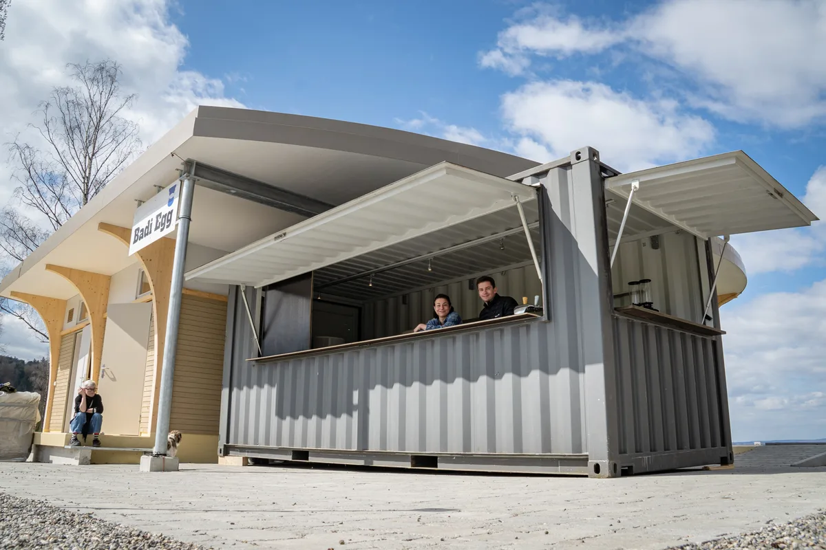 Joy Valance und Jacob Schümperlin in ihrem neuen Schiffscontainer-Kiosk in der neu gestalteten Seebadi Egg (März 2025).